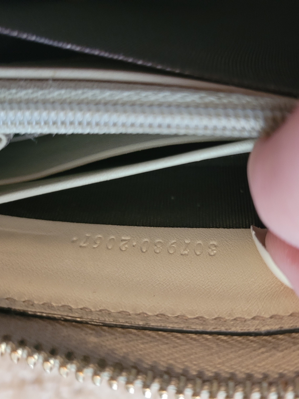 Gucci Beige Guccissima Leather
Zip-Around Wallet - Picture 14 of 15
